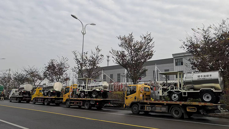 時力電動三輪犢牛加奶車和電動四輪加奶車相繼發(fā)貨